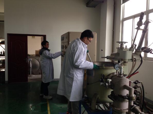 2018年7月，武漢南瑞技術(shù)人員夏兆輝正在操作真空熔煉爐，進(jìn)行納米碳合金材料的熔煉